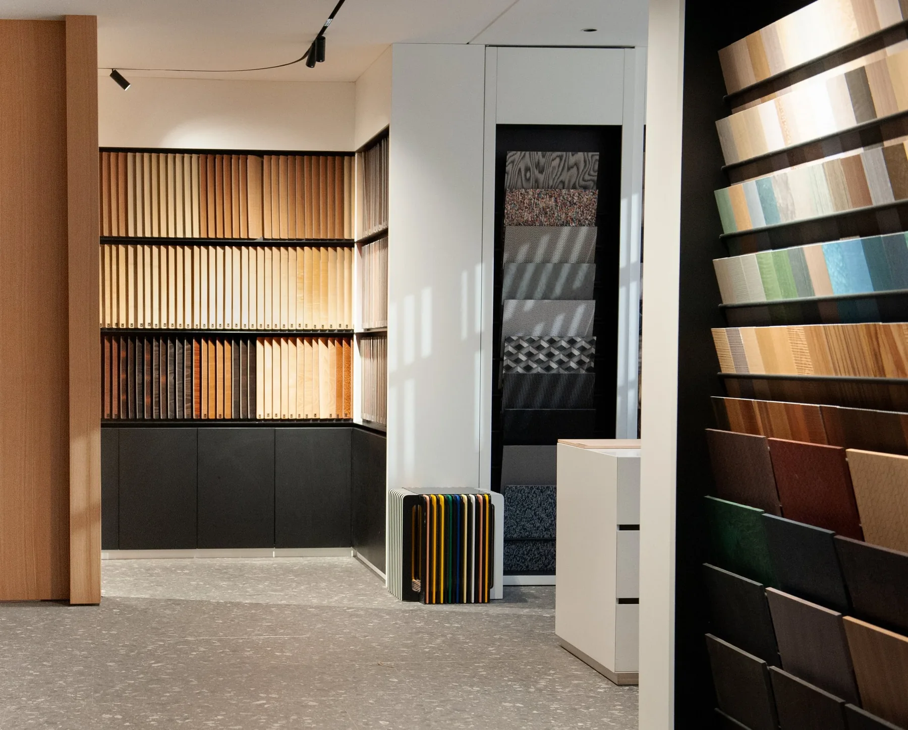 Warm light across veneer samples in the KOSEE material showroom